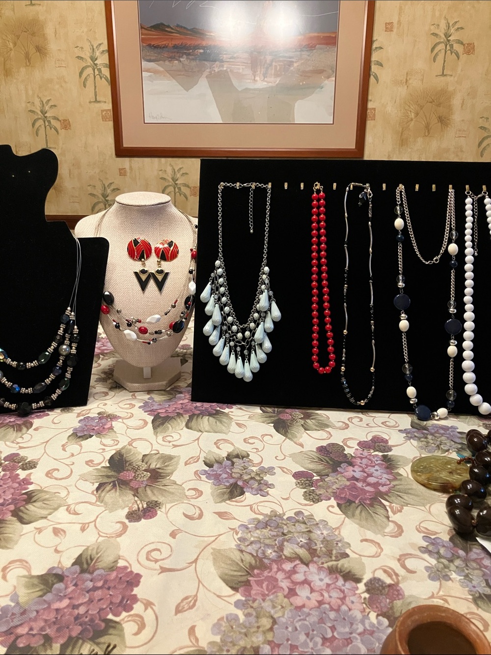 BUNDLE SALE 7 NECKLACES AND 2 PAIRS OF PIERCED EARRINGS. - Picture 1 of 13